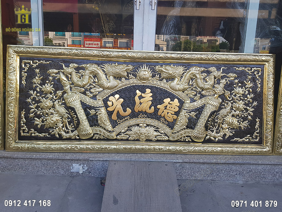 Các chữ viết bằng tiếng Hán trên bức hoành phi được các nghệ nhân dát vàng 9999 cao cấp